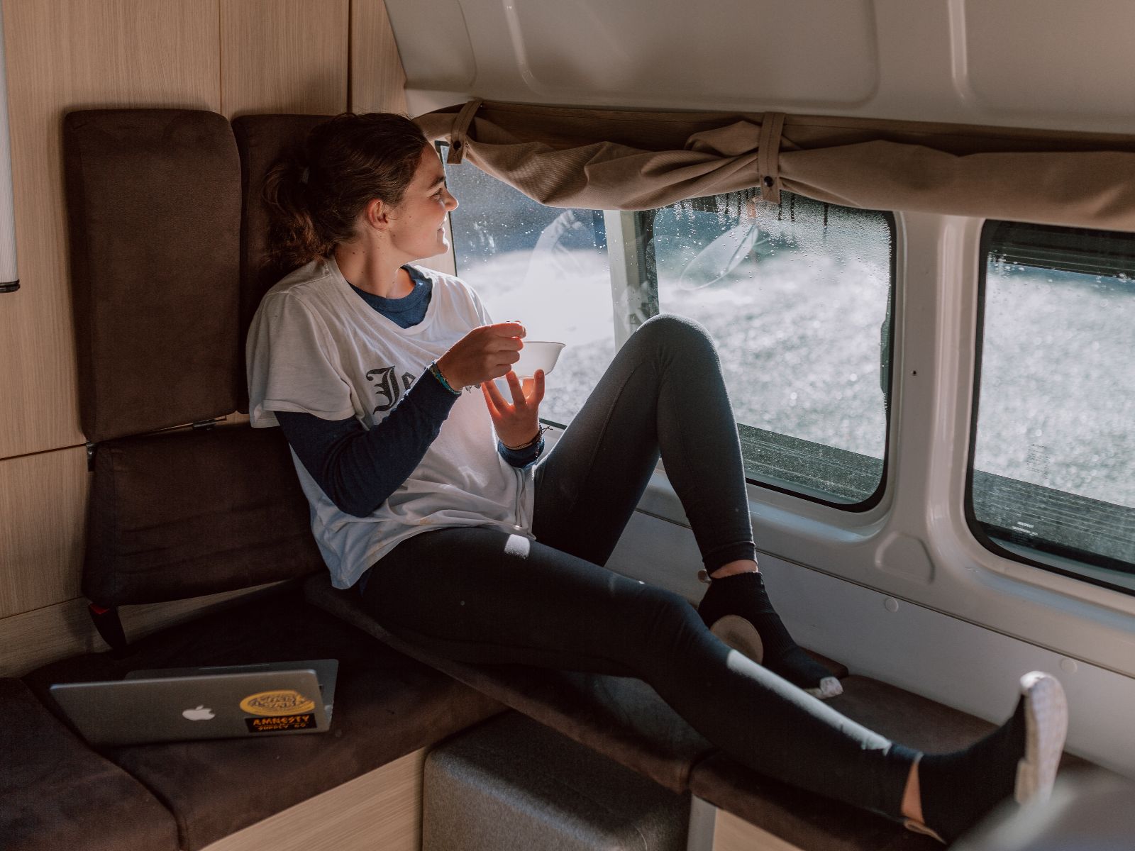 Mighty NZ, 2 Berth High Ball, interieur zithoek raam