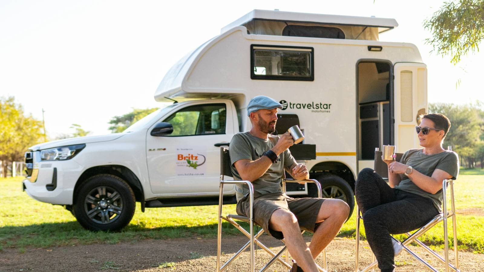 Rondreis Afrika, Camper, Britz Afrika Toyota Navi Single Cab, exterior mensen