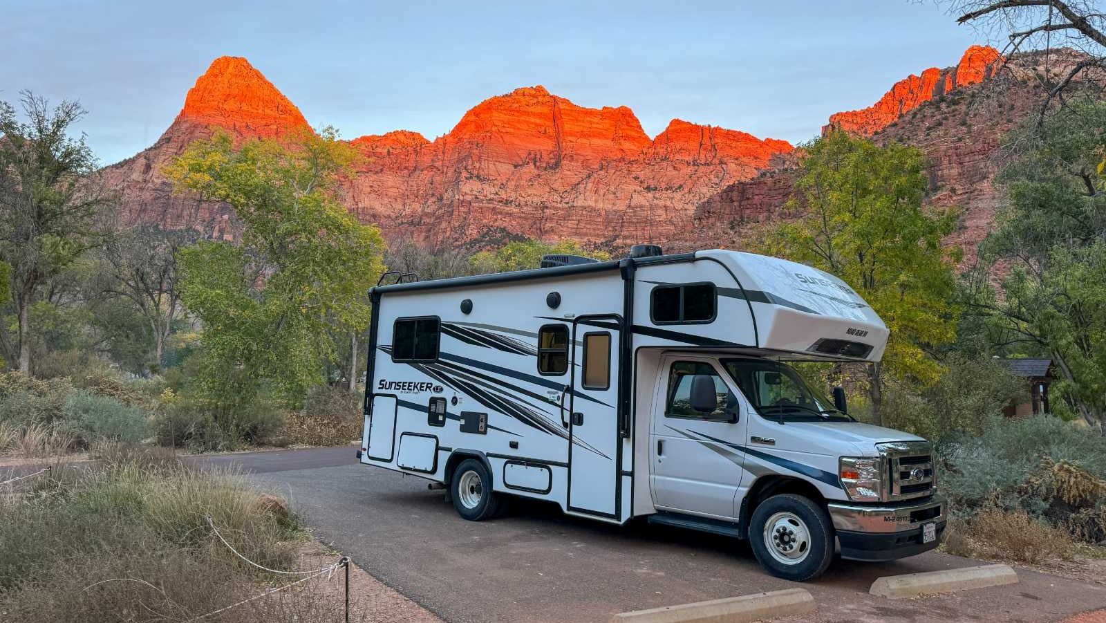 Rondreis Amerika, Zion National park, RoadBear Class C camper, uitzicht bij zonsondergang