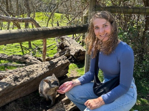 Collega Famke van WRC Reizen met een wallaby