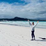 Collega Sandy van WRC Reizen op het strand in Australië