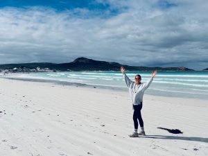 Collega Sandy van WRC Reizen op het strand in Australië