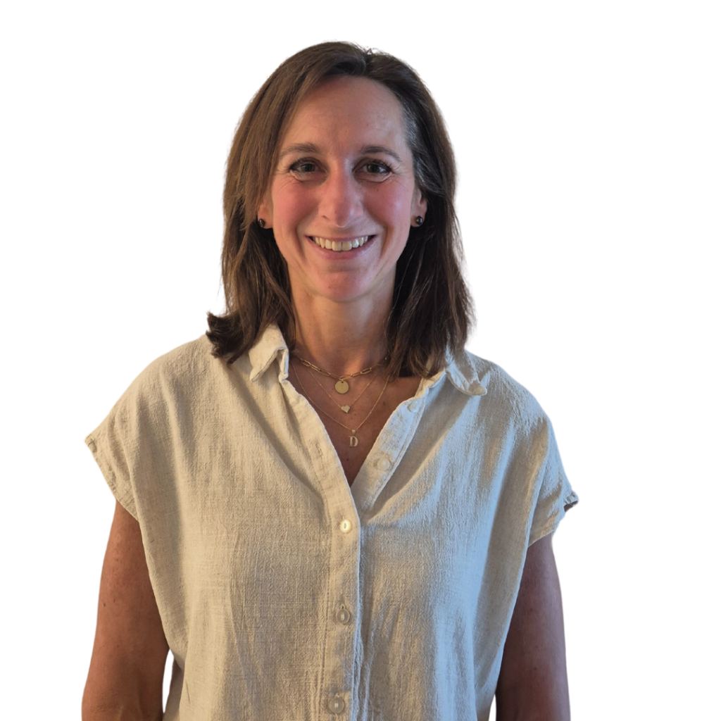 Collega Sandy van WRC Reizen met een witte achtergrond