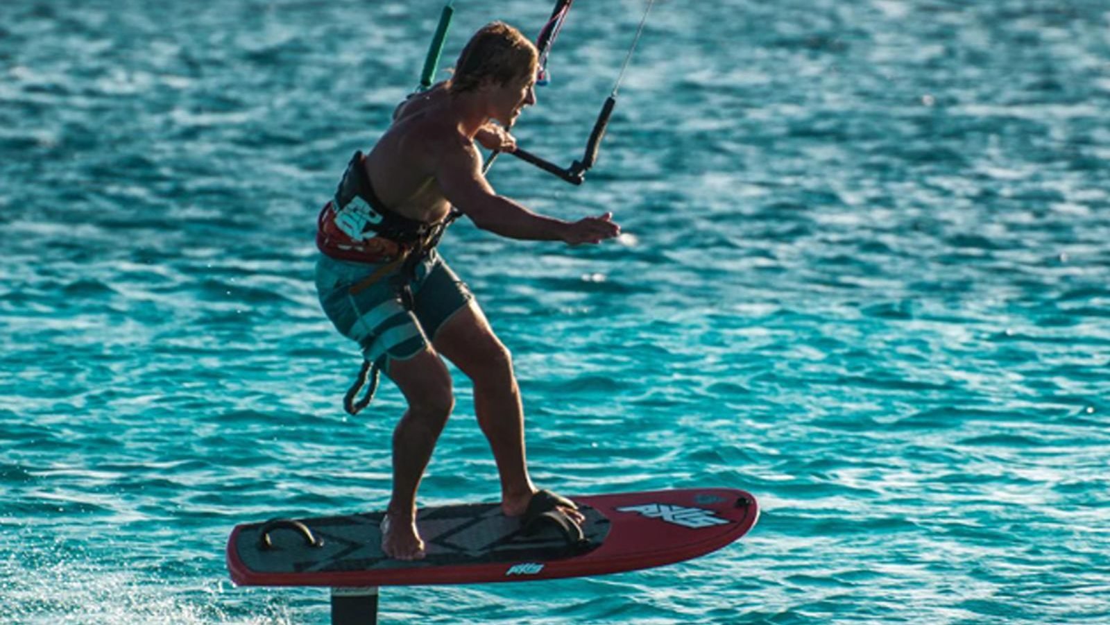 Rondreis Aruba, Palm Beach, Kitesurfer