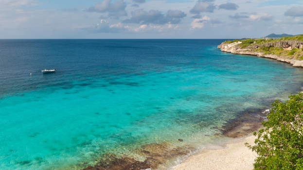 Rondreis Caribische eilanden, Bonaire, Strand met zee schuin boven aanzicht