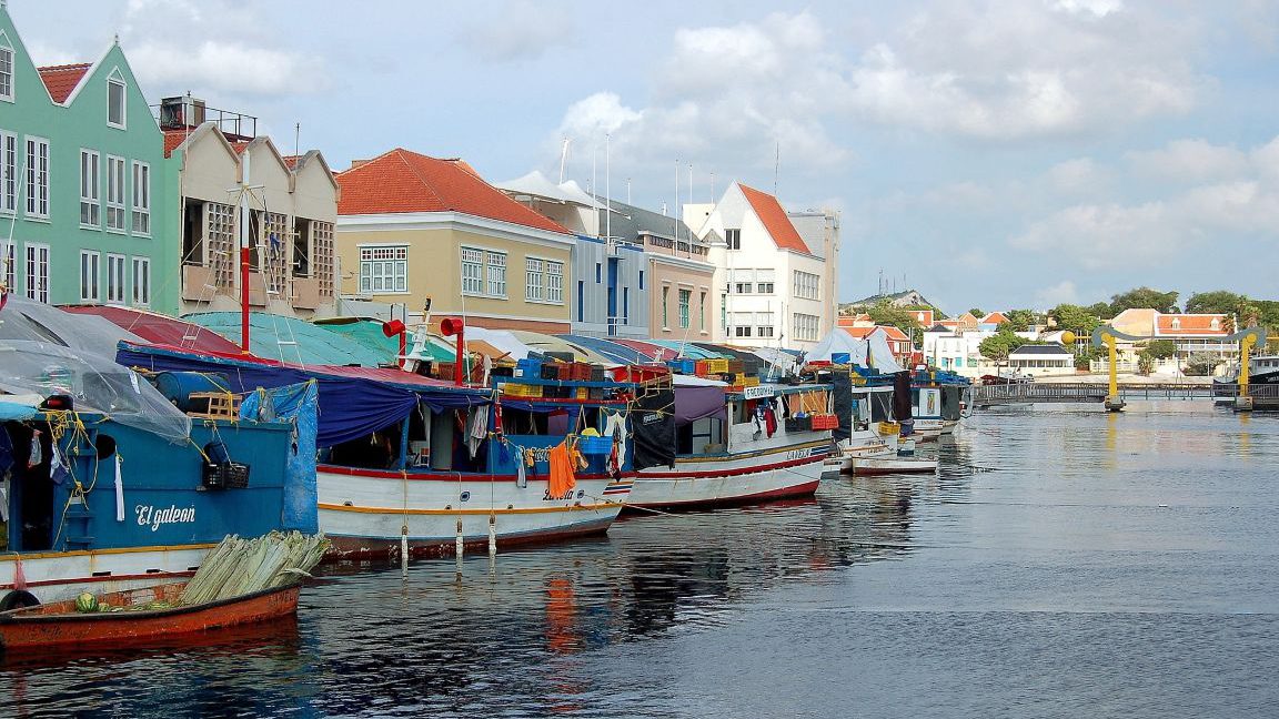 Curacao-Willemstad-drijvende-markt-bootjes-op-het-water