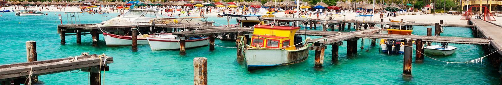 Rondreis Aruba - bootjes in de haven van Palm Beach op Aruba