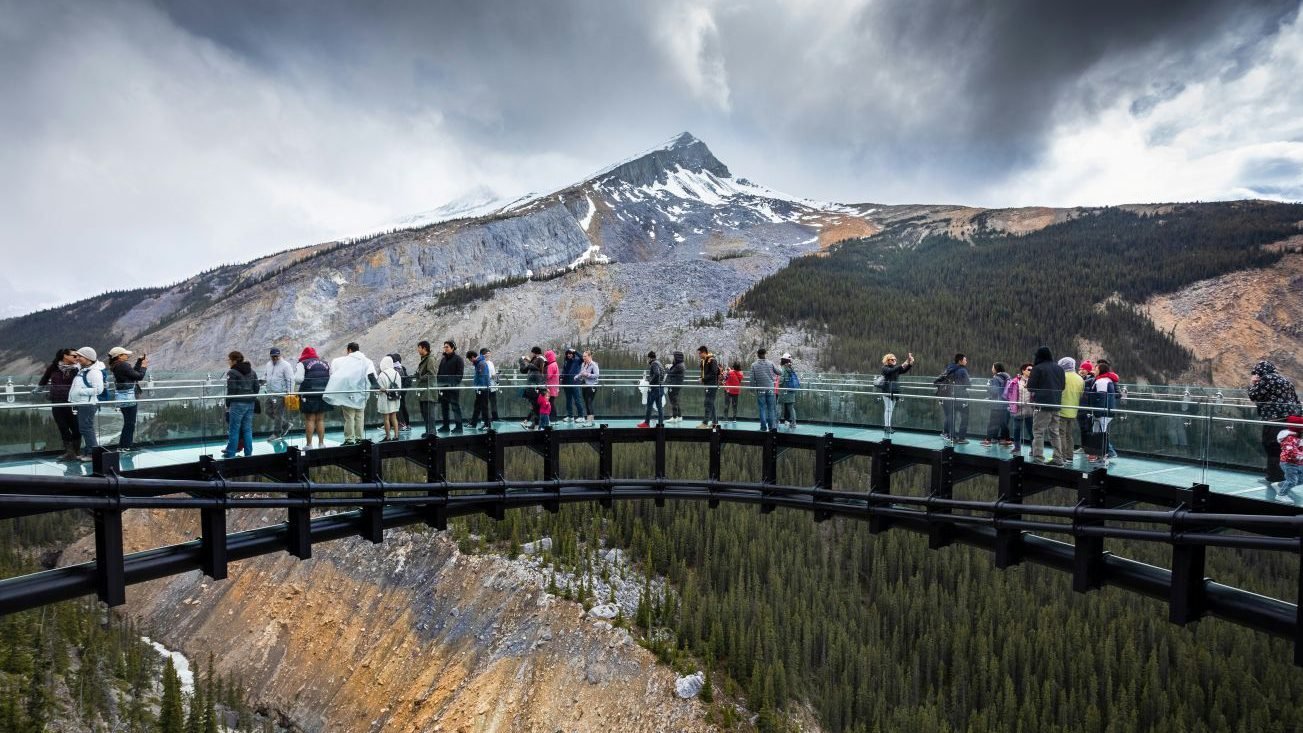 Rondreis-Canada-Icefields-Parkway-Columbia-Icefield-Skywalk-mensen-op-glazen-boardwalk
