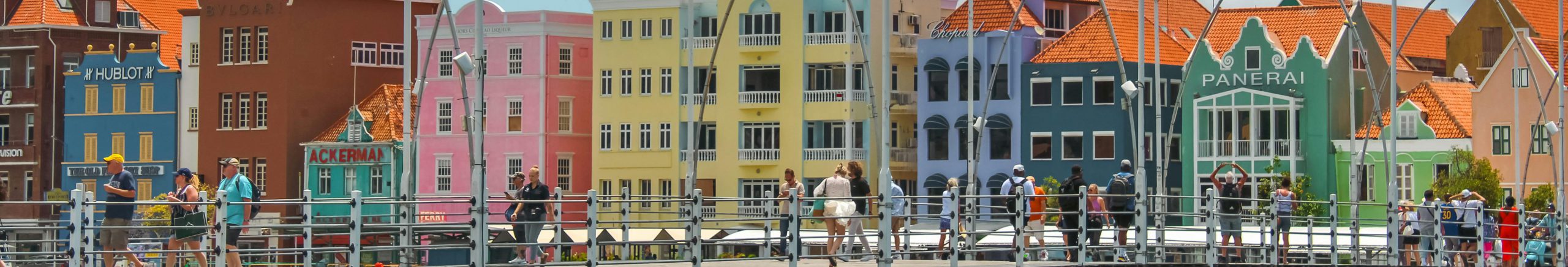 Rondreis-Curacao-Willemstad-kleurige-huizen-langs-de-kade