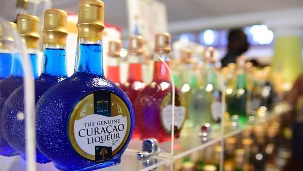 Geschiedenis en cultuur op Curaçao, Fles Blue Curaçao