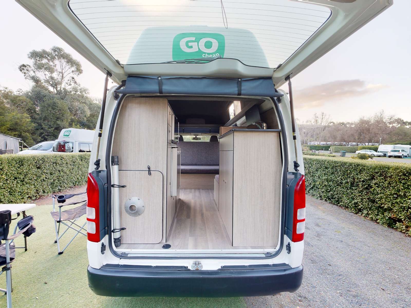 Go Cheap, 2 Berth Hi Top Campervan, Achterkant