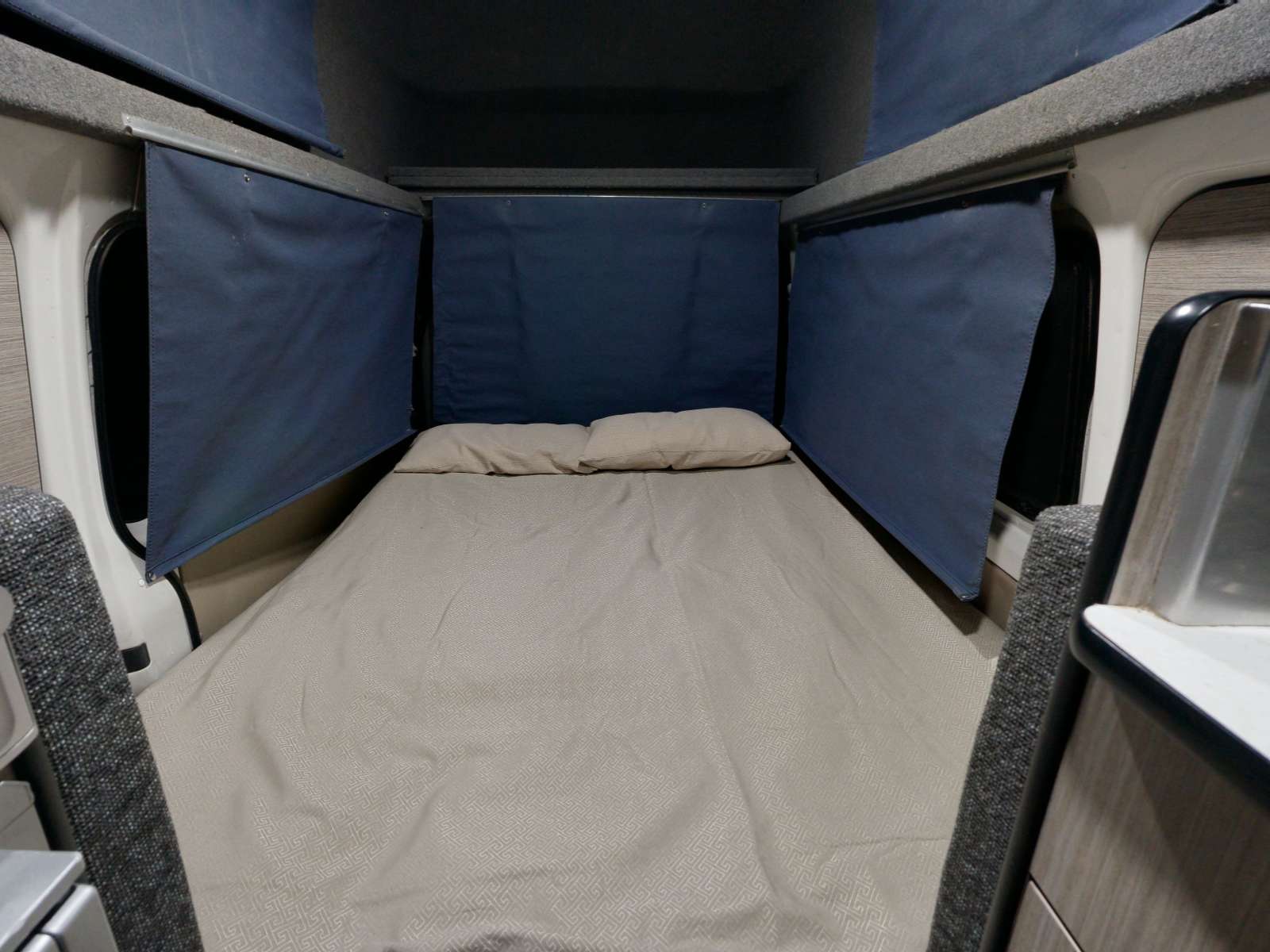 Go Cheap, 2 Berth Hi Top Campervan, Slaapgedeelte Nacht