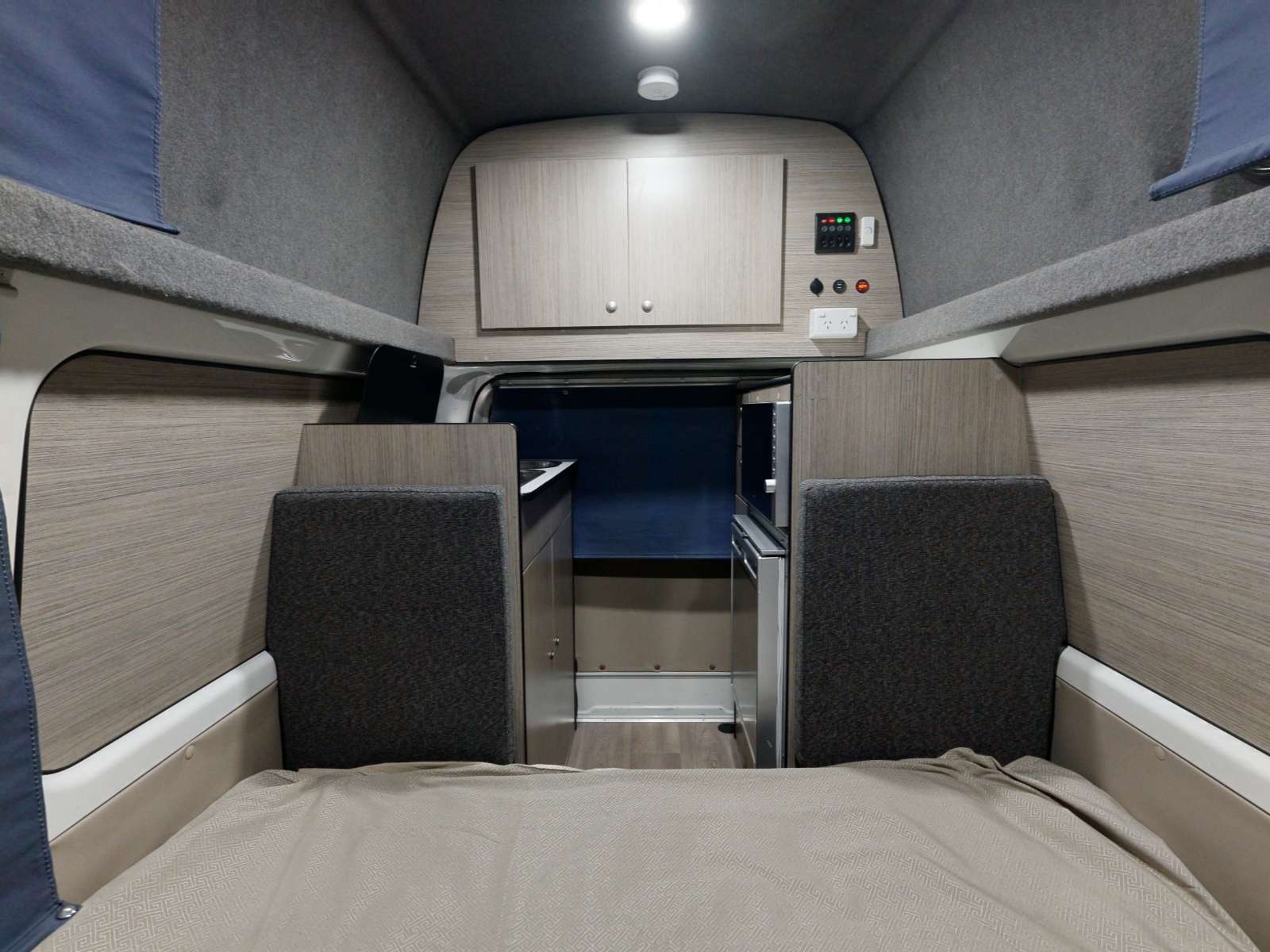 Go Cheap, 2 Berth Hi Top Campervan, Slaapgedeelte