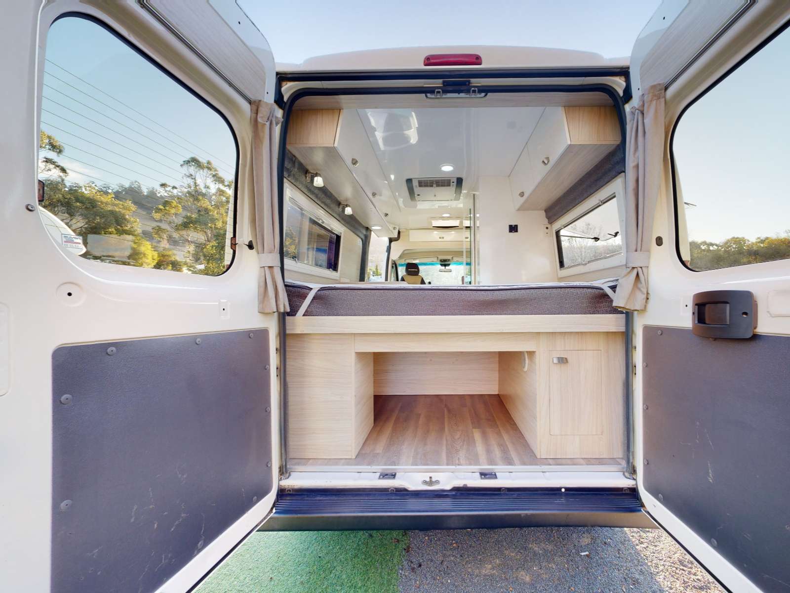 Go Cheap 2 Berth Tamar Campervan, Achterkant