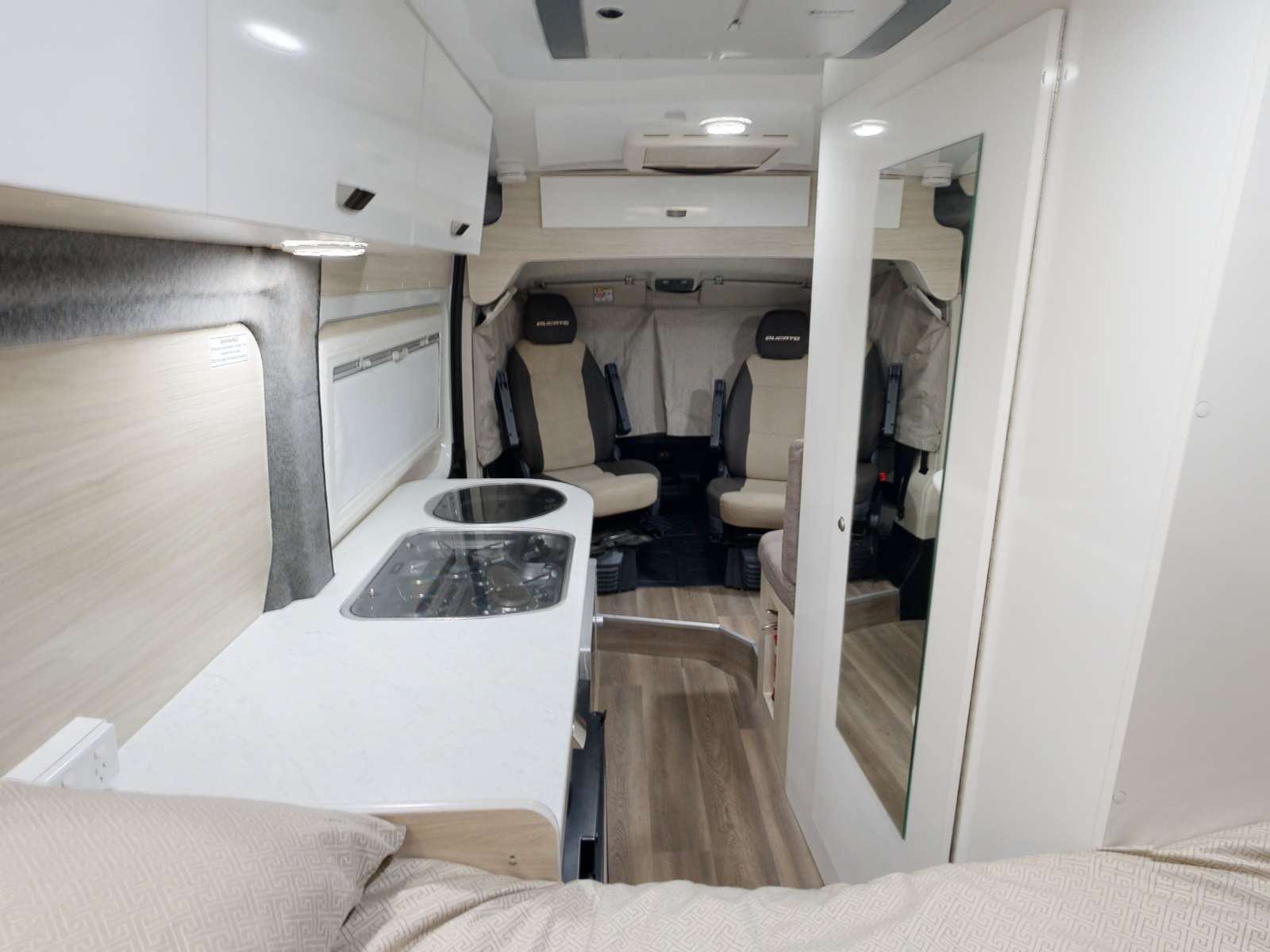 Go Cheap 2 Berth Tamar Campervan, Keuken Vanaf Bed