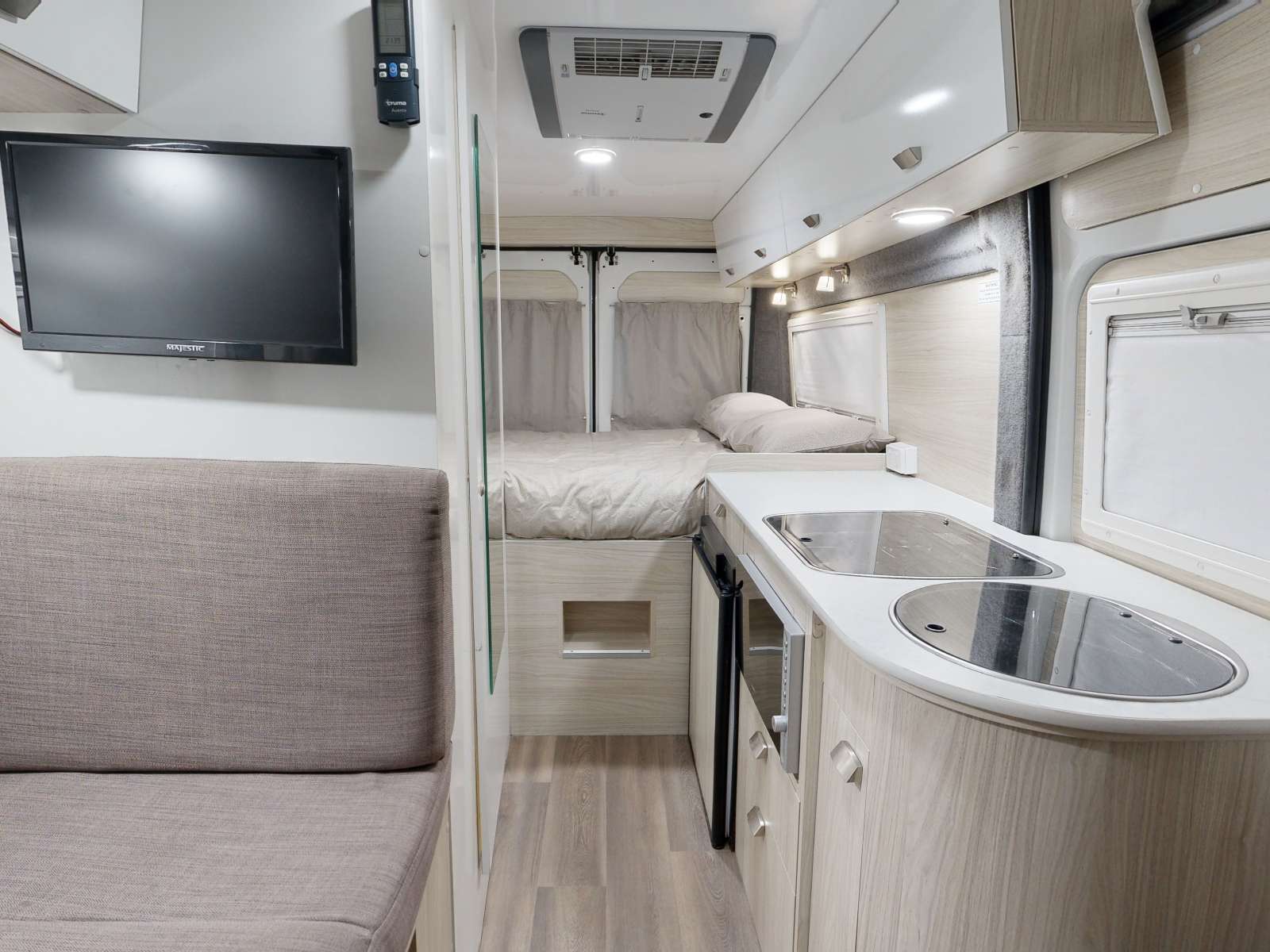 Go Cheap 2 Berth Tamar Campervan, Zithoek En Keuken