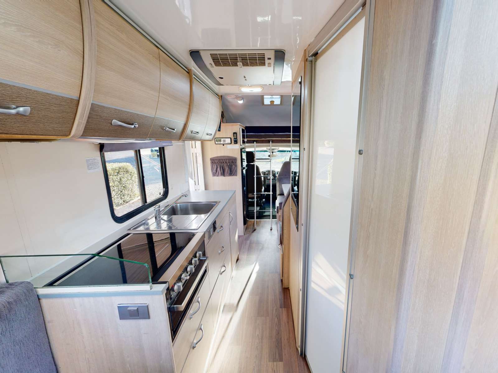 Go Cheap, 4 Berth Henty Campervan, Keuken