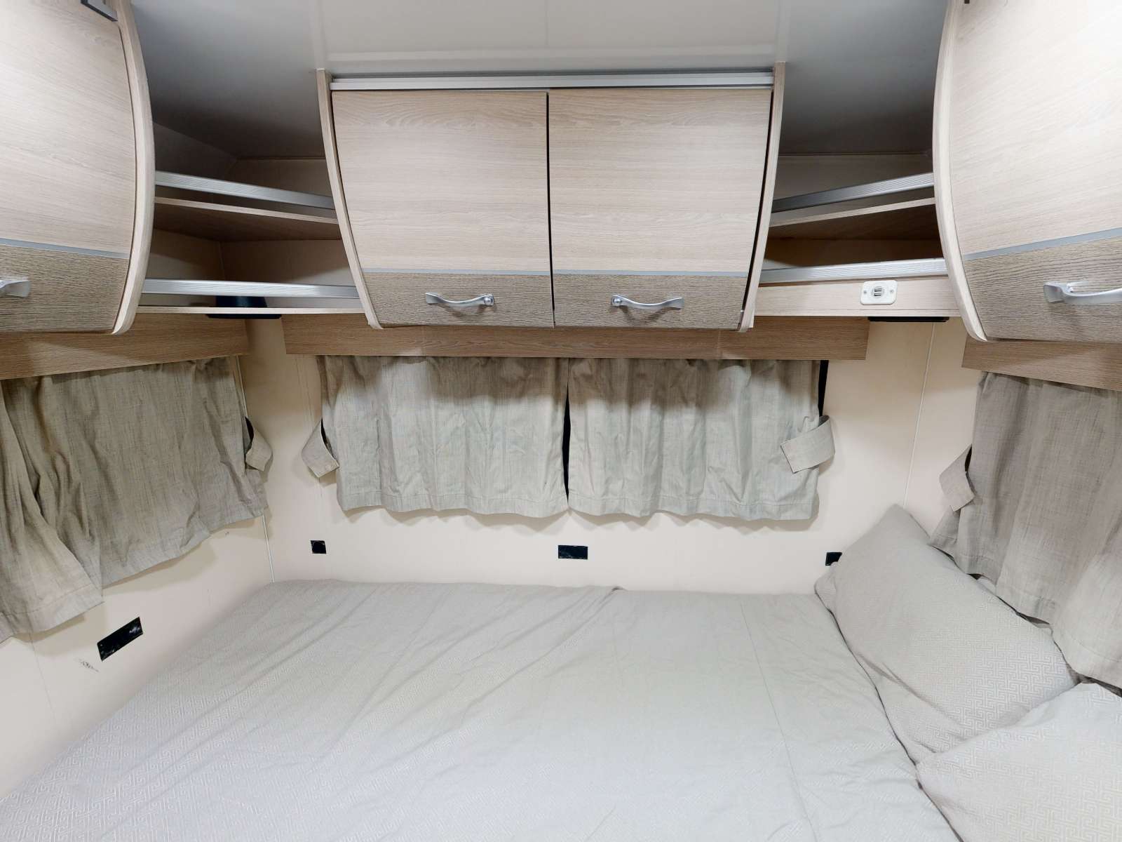 Go Cheap, 4 Berth Henty Campervan, Slaapplaats Achterin Nacht