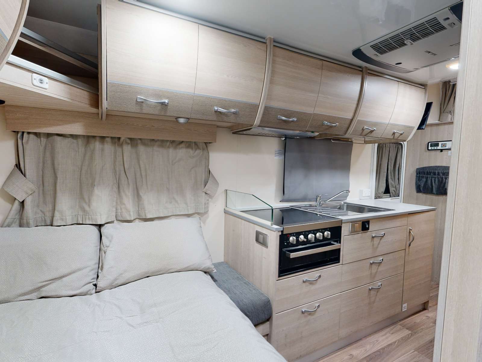 Go Cheap, 4 Berth Henty Campervan, Slaapplaats Achterin