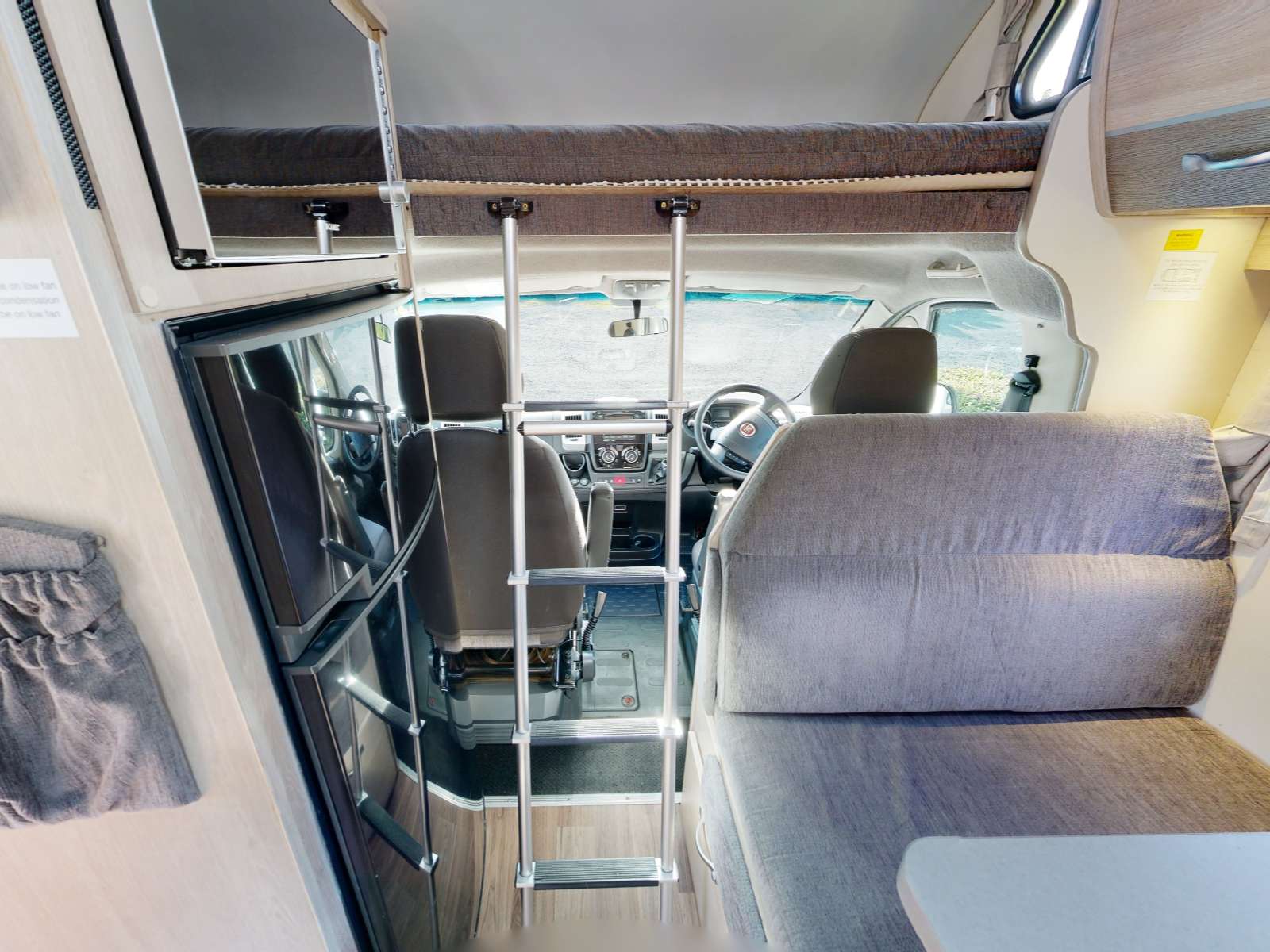 Go Cheap, 4 Berth Henty Campervan, Slaapplaats Boven Cabine