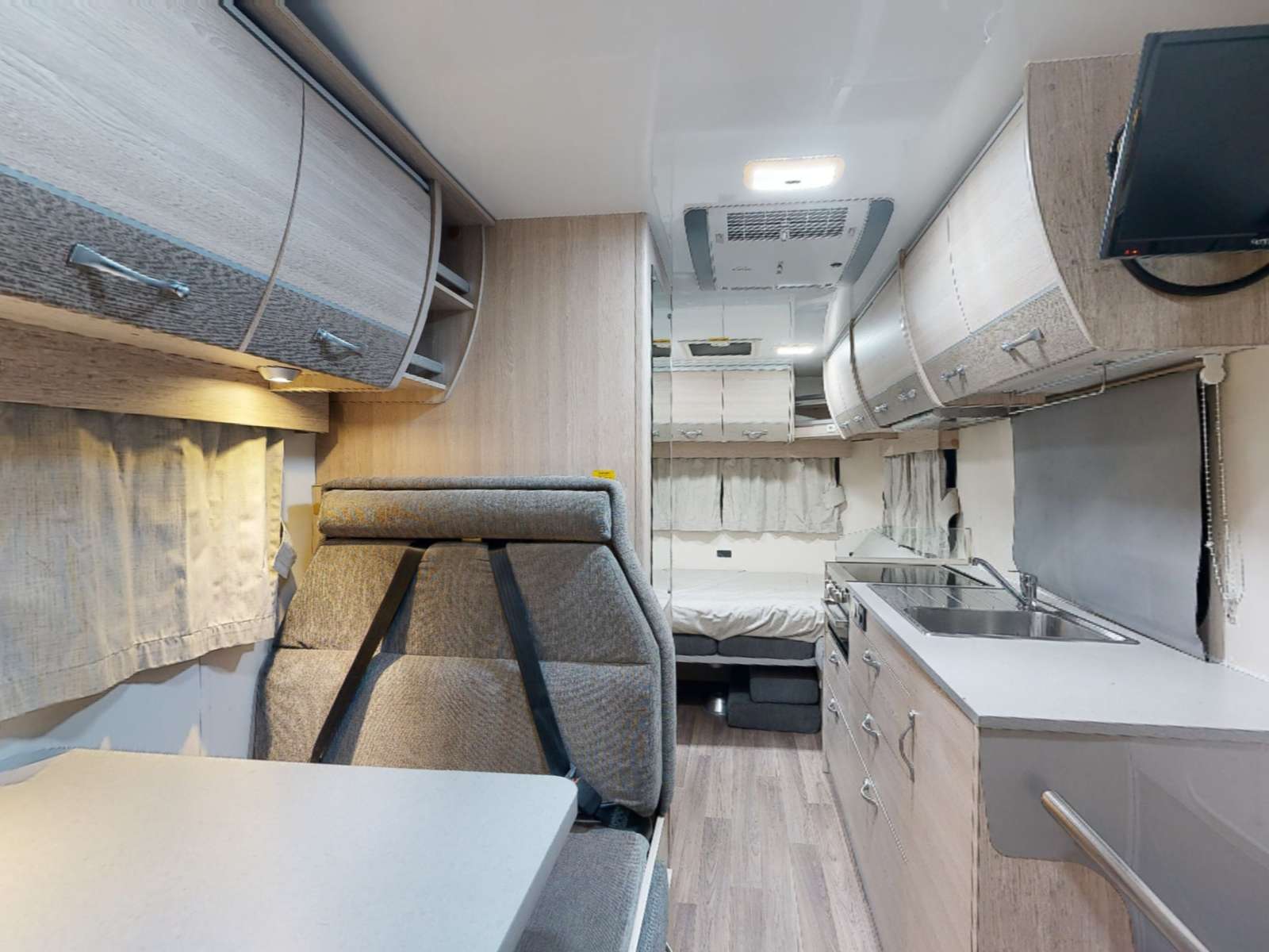 Go Cheap, 4 Berth Henty Campervan, Zithoek En Keuken
