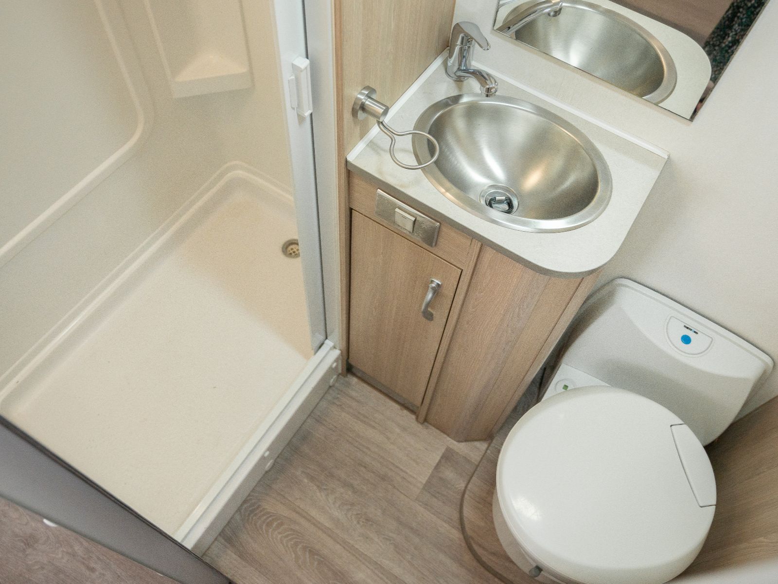 Go Cheap, 6 Berth Derwent Campervan, Badkamer