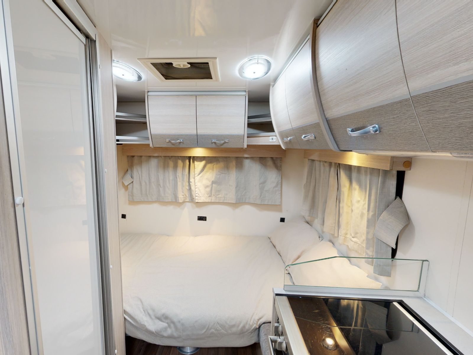 Go Cheap, 6 Berth Derwent Campervan, Slaapplaats Achterin Nacht