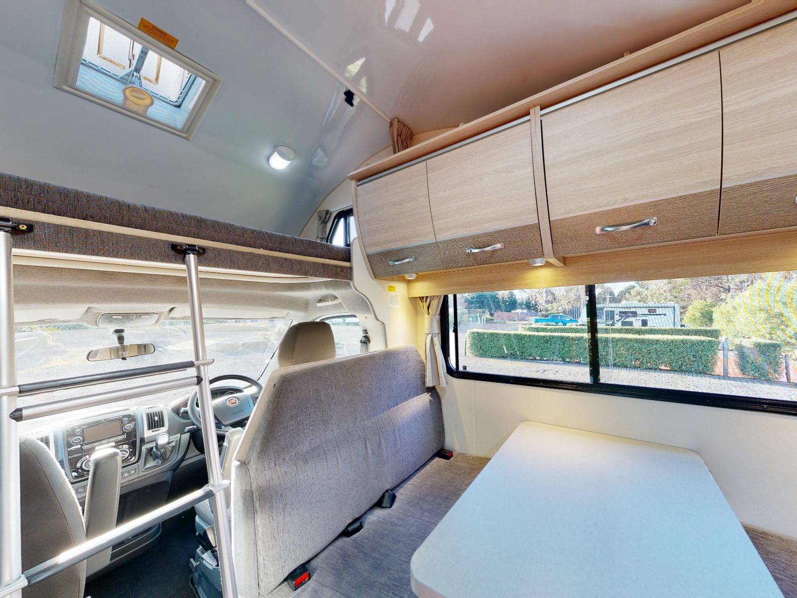 Go Cheap, 6 Berth Derwent Campervan, Slaapplaats Boven Cabine