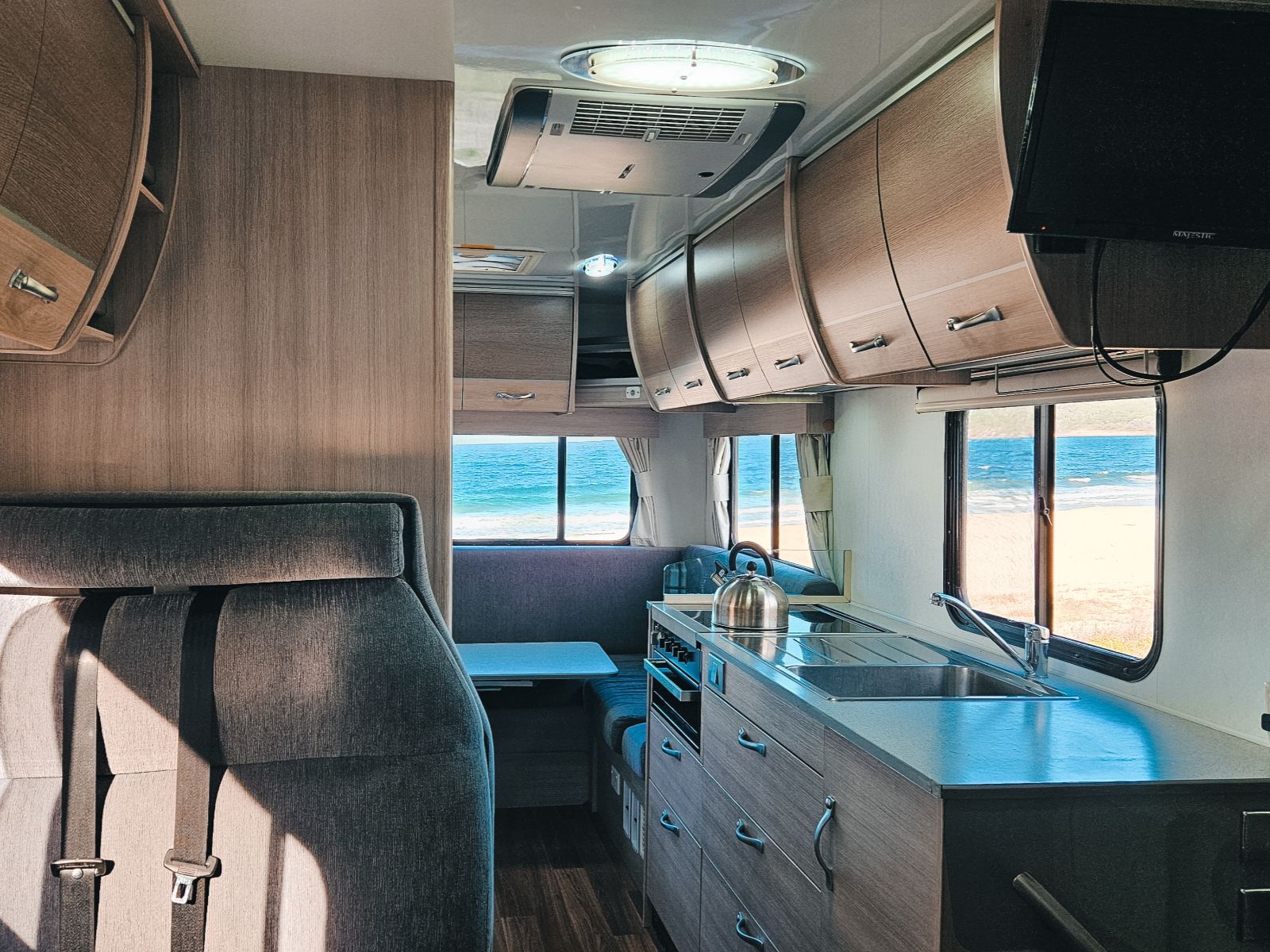 Go Cheap, 6 Berth Derwent Campervan, Zithoek En Keuken