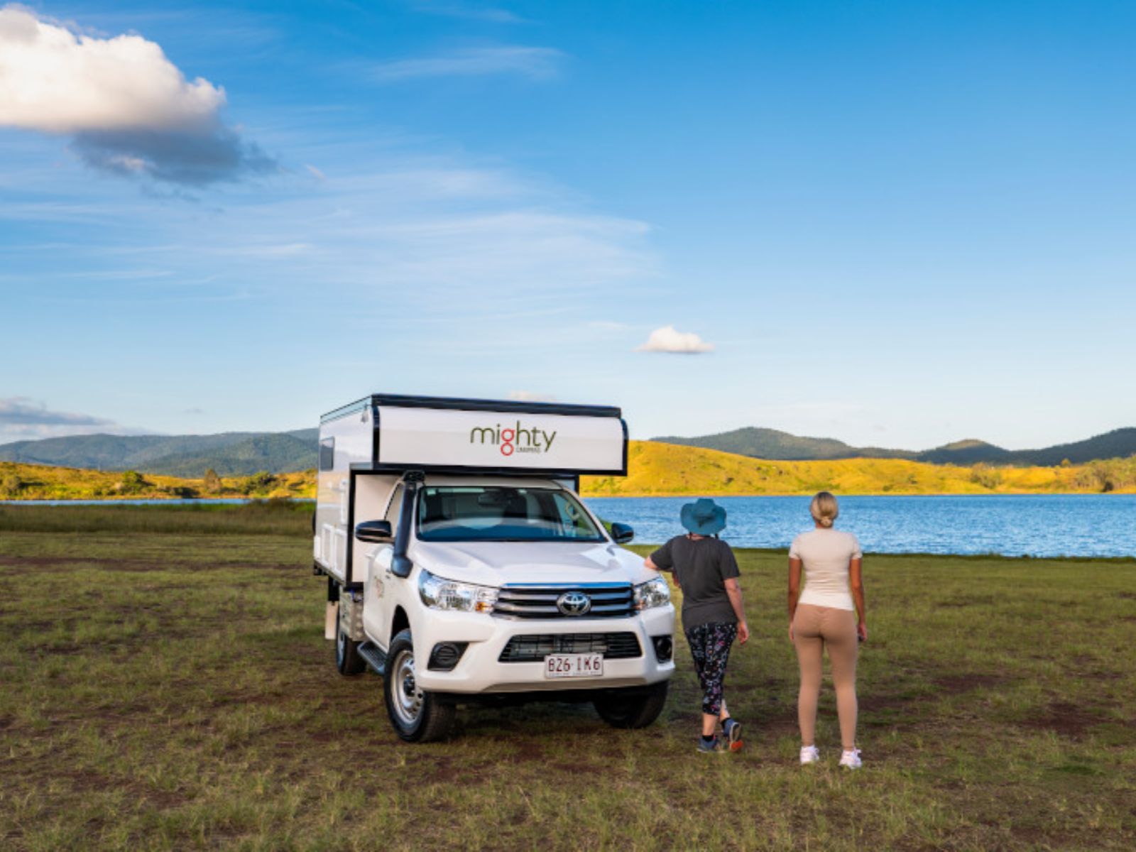 Mighty, 2 Berth 4WD Camper Bij Het Water