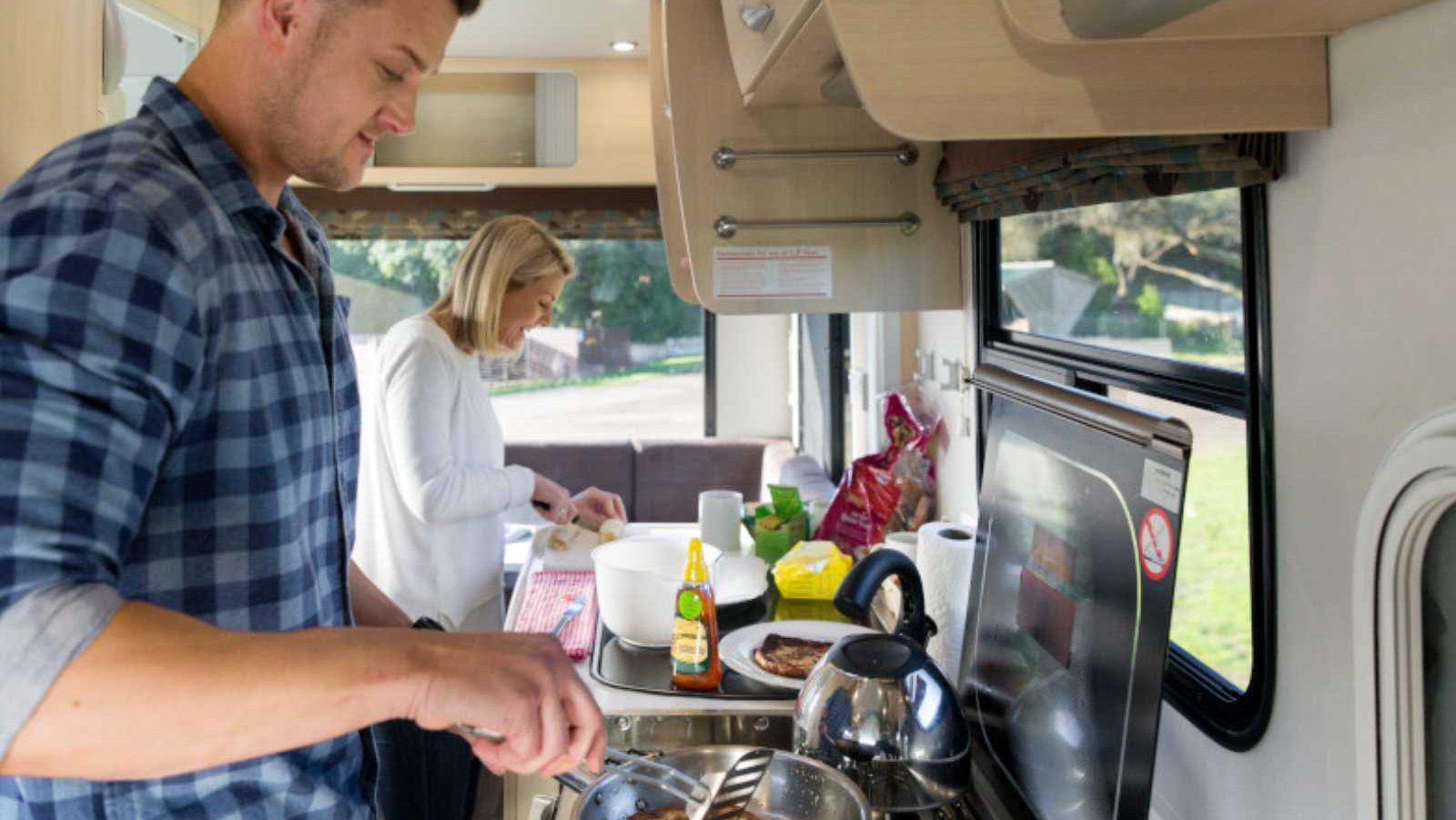 4-Berth-Double-Up-Mighty-Campers-NZ-keuken