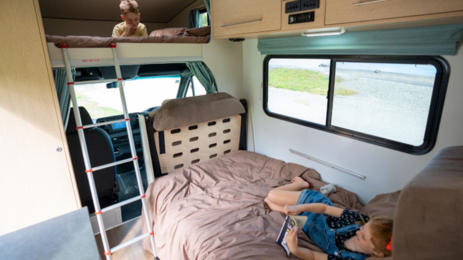 6-Berth-Frontier-Britz-NZ-bed - camper met kinderen bed