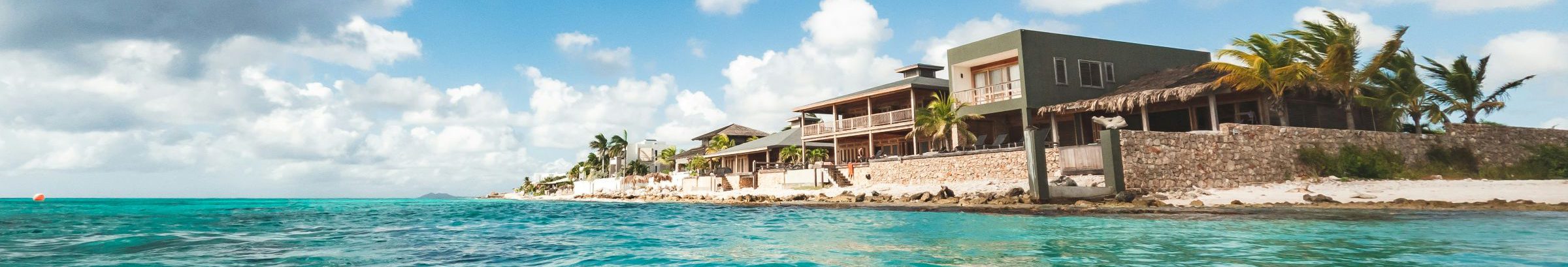 Caribische-eilanden-Bonaire-huisjes-op-het-strand