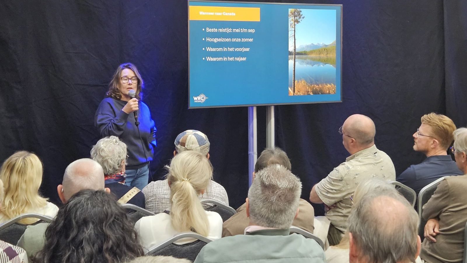Collega-Maudy-tijdens-presentatie-voor-WRC-Reizen-bij-Verre-Reizen-Event