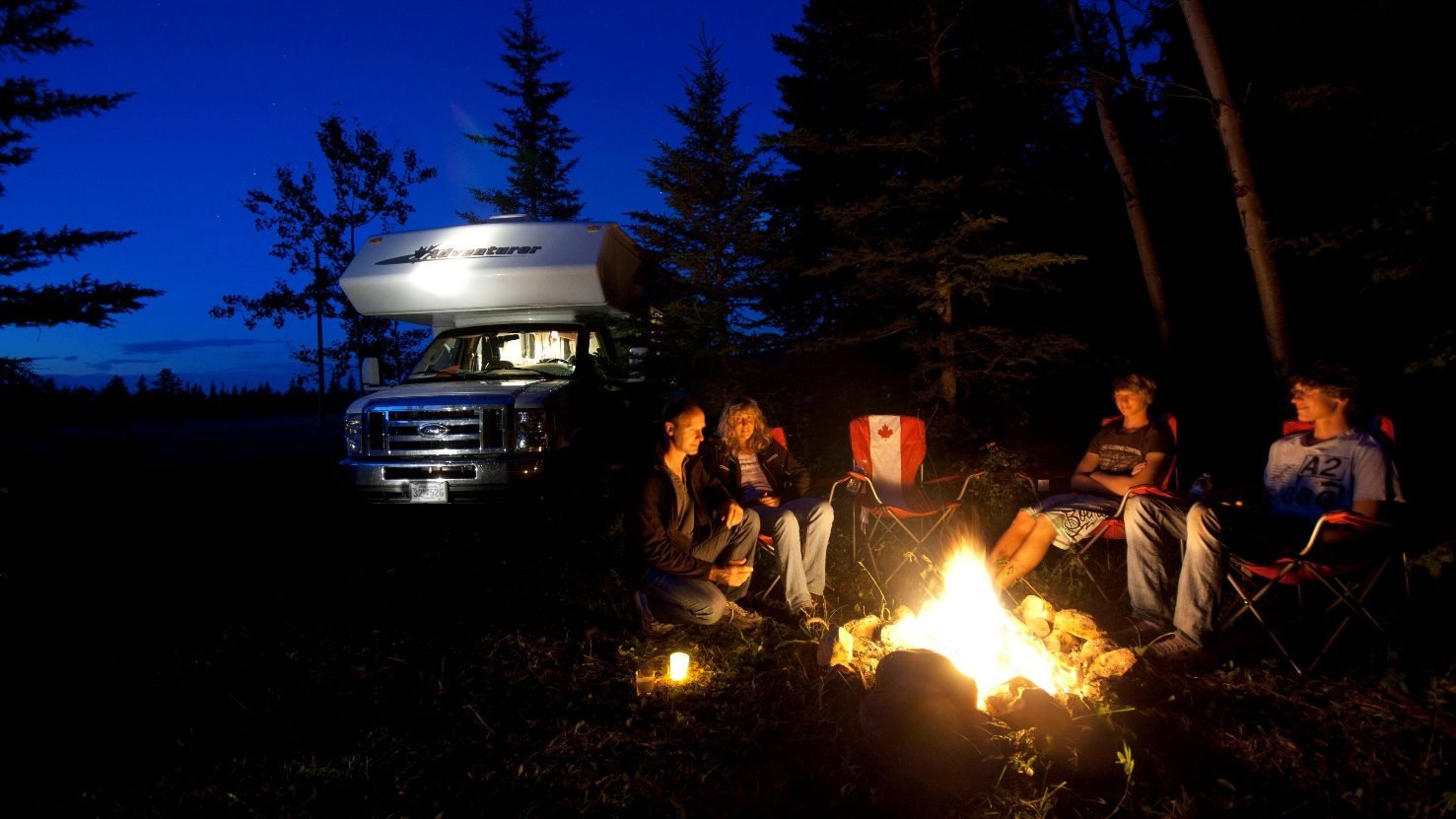 Camper Canada gezin rond kampvuur