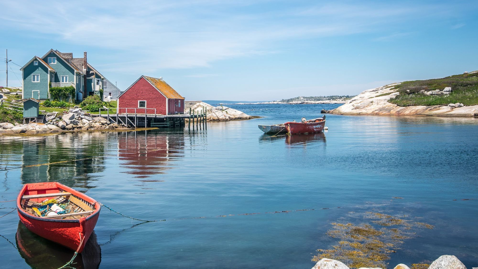 Canada-Nova-Scotia-Peggys-Cove-vissersbootjes-op-het-water