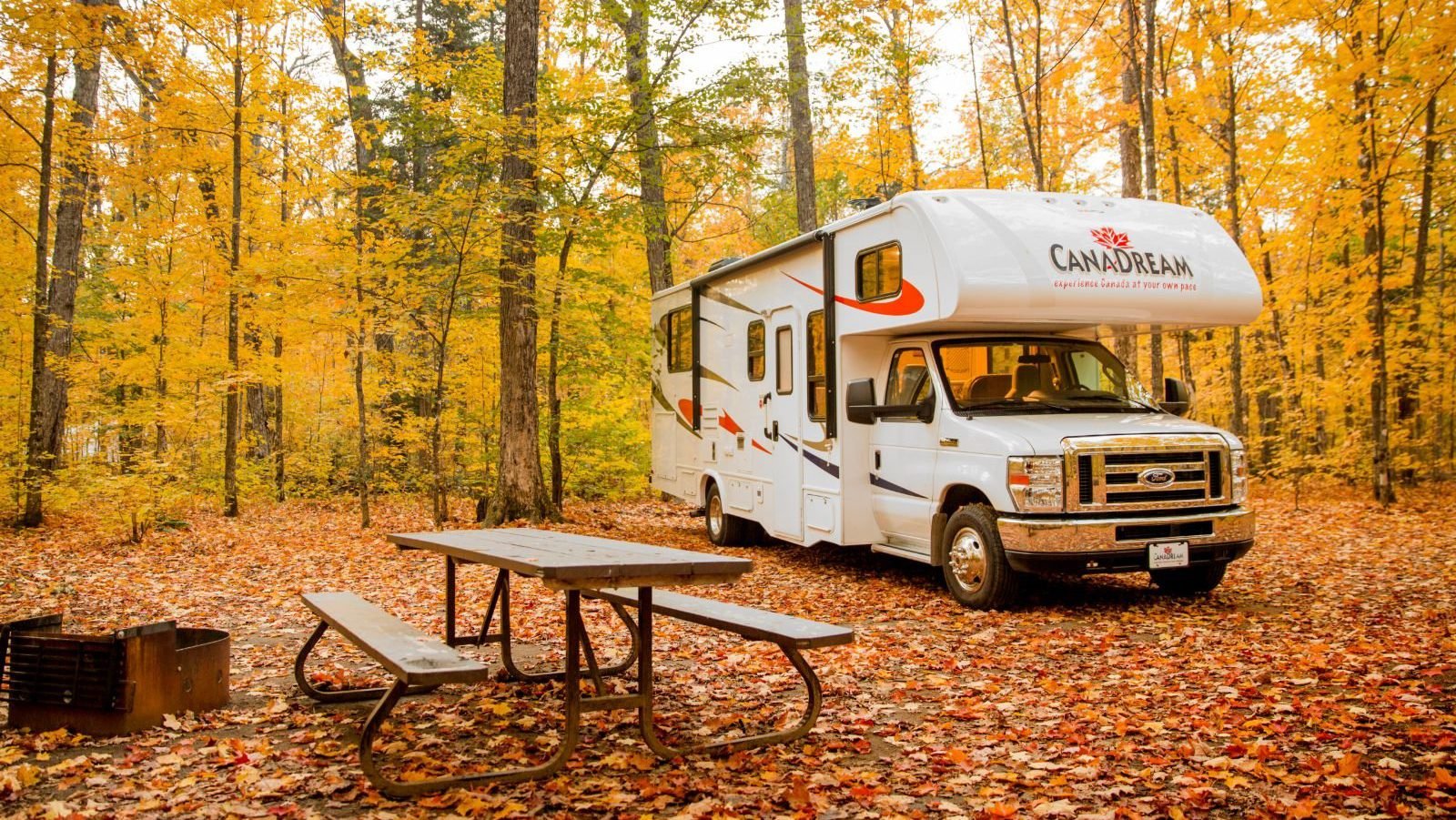 Midi-Motorhome-MHB_Exterior_Scenic_Fall-Camping