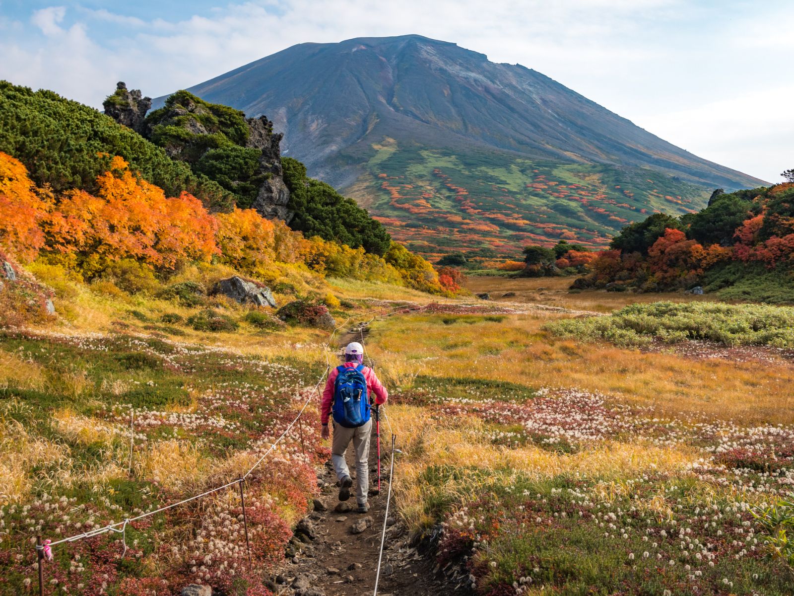 Rondreis Japan, Daisetsuzan National Park, Wandelaar Op Hiking Trail Naar Asahida