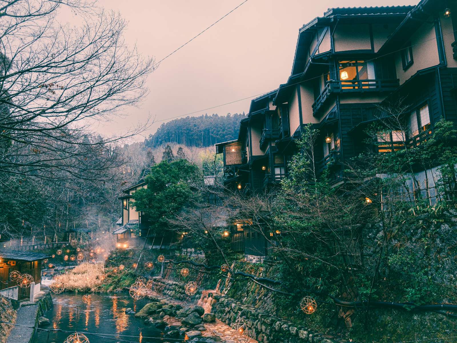 Rondreis Japan, Kurokawa Onsen, Gebouwen Aan Het Rivier