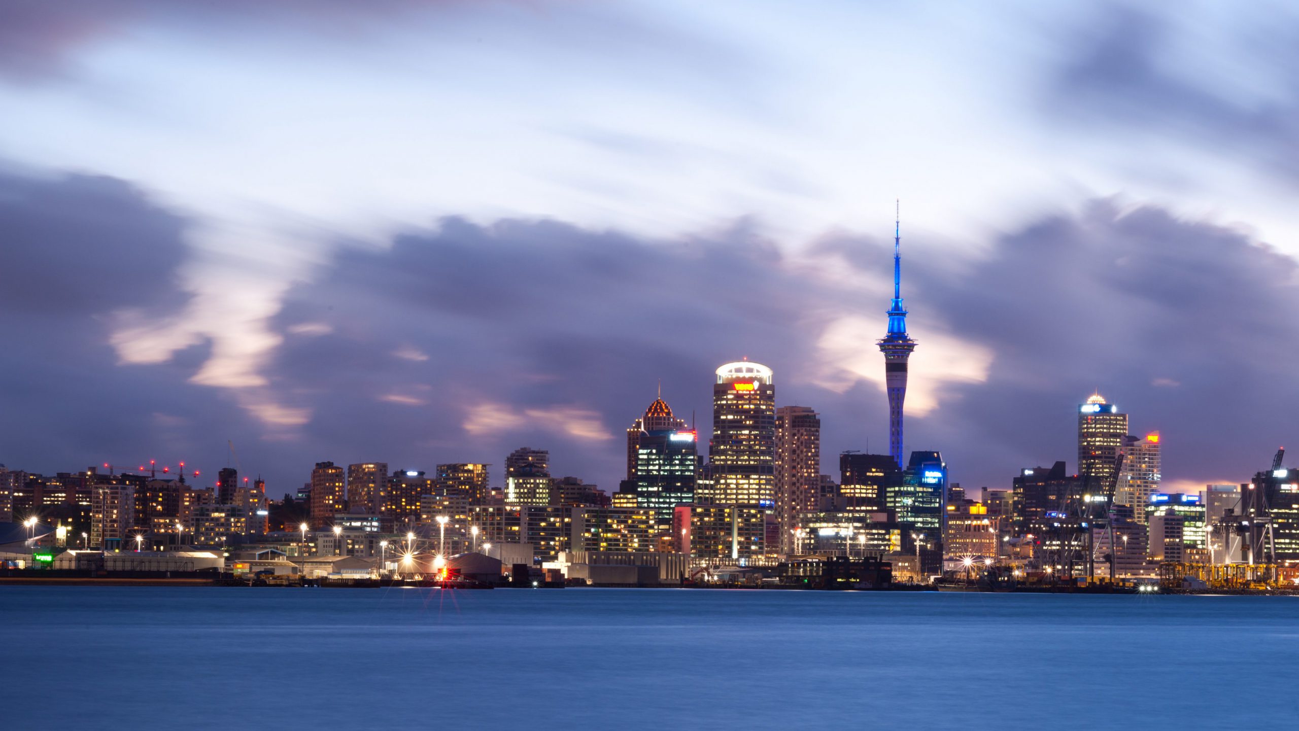 Rondreis Nieuw Zeeland - Auckland - haven in het donker