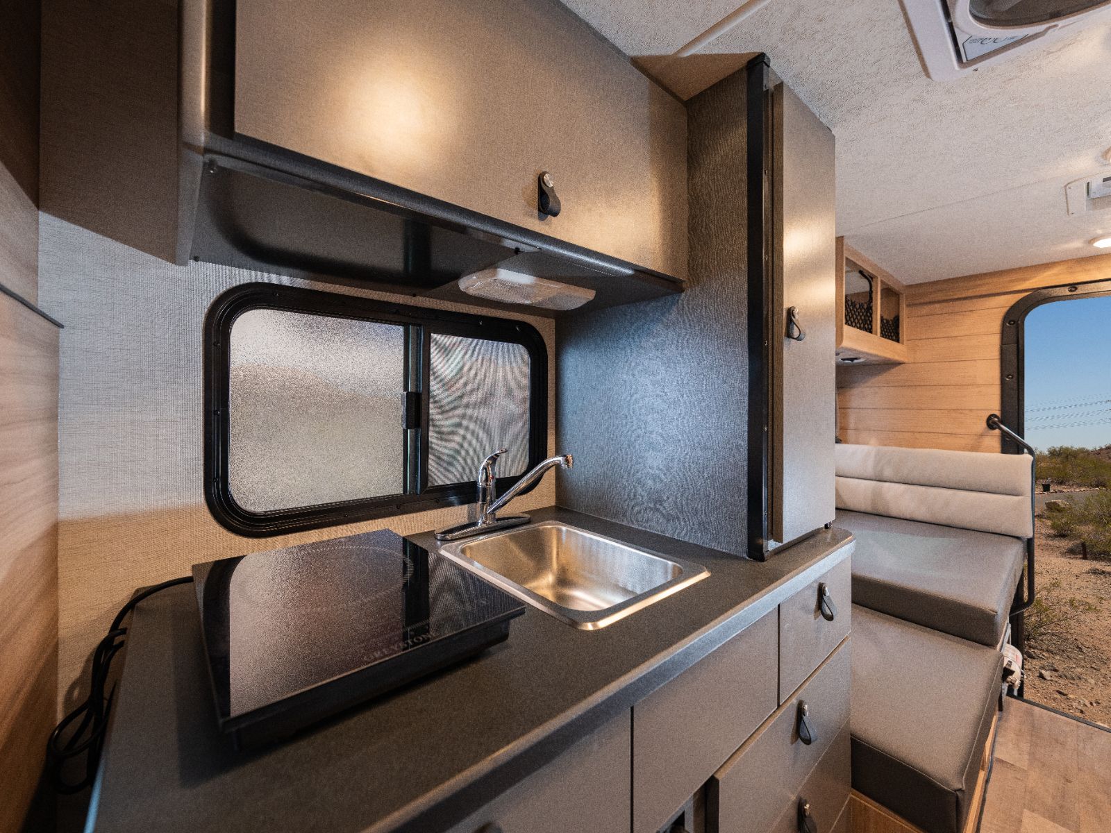 Cruise America, C18 Ultra Compact, Keuken