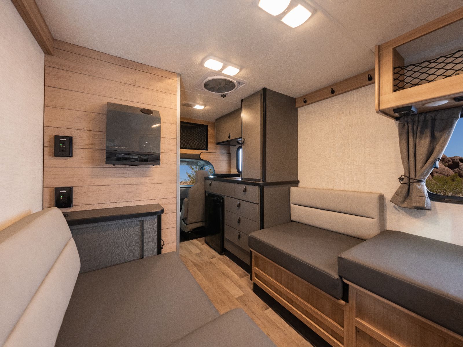 Cruise America, C18 Ultra Compact, Zithoek Met Keuken