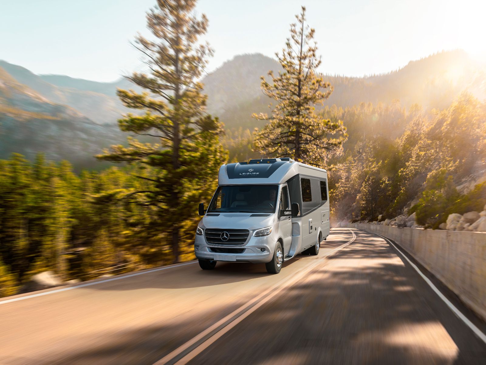 Fraserway, B+ Premium, Scenic Camper Op De Weg Met Bergen