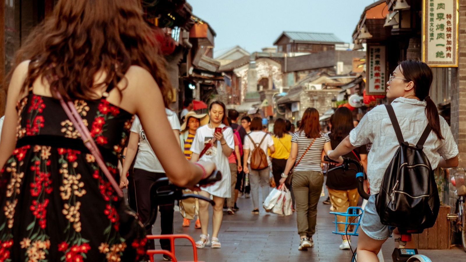 Rondreis Japan, Kyoto, Excursie Kyoto Fietstour, Twee Meiden Op Fietstour