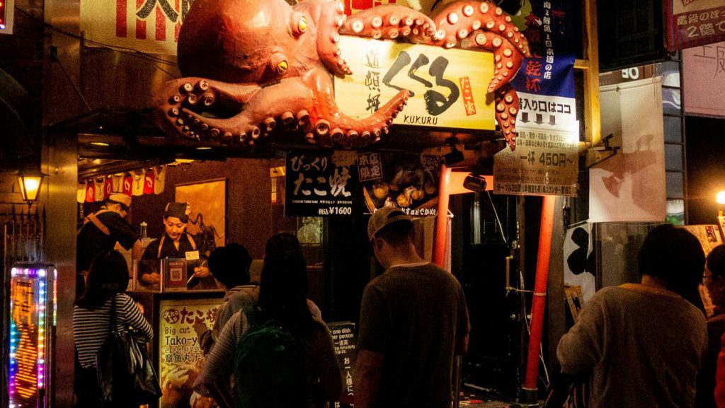 Rondreis Japan, Osaka, Excursie, Osaka Food Tour, Eetstand in de avond met rij mensen