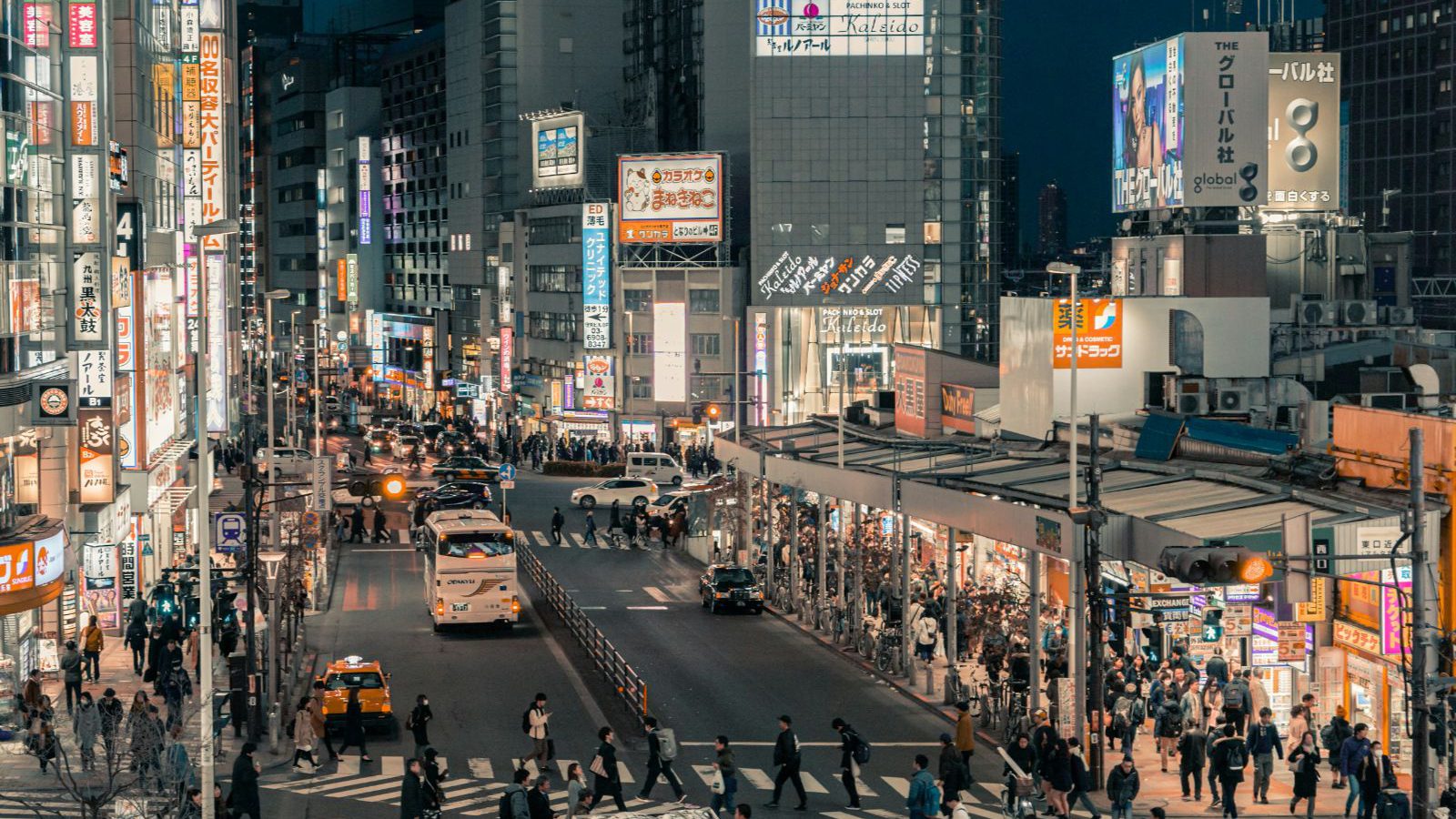 Rondreis Japan, Tokyo, Excursie Tokyo Foodtour, Foto Kruispunt Tokyo In De Avond Verlicht Door Verkeer En Gebouwen