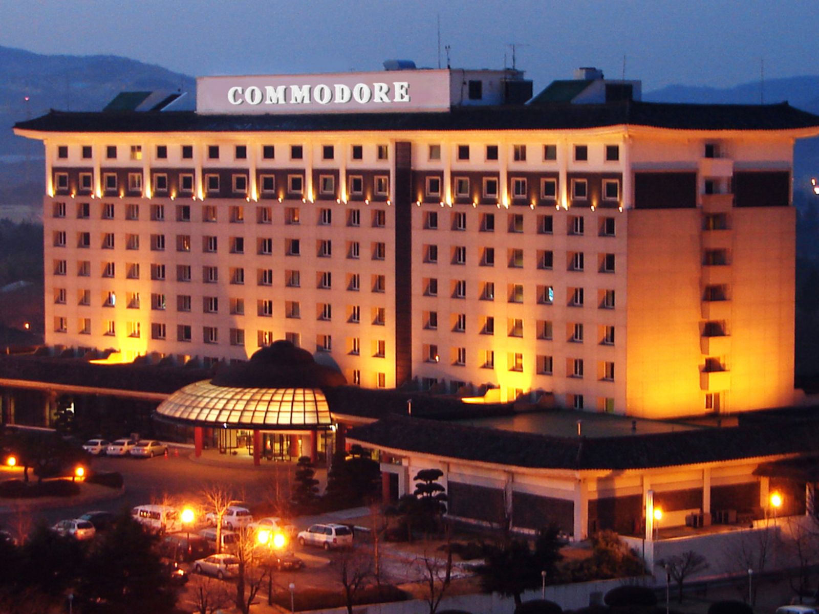 Rondreis Zuid Korea, Gyeongju, Commodore Hotel Gyeongju, Buitenaanzicht In De Avond