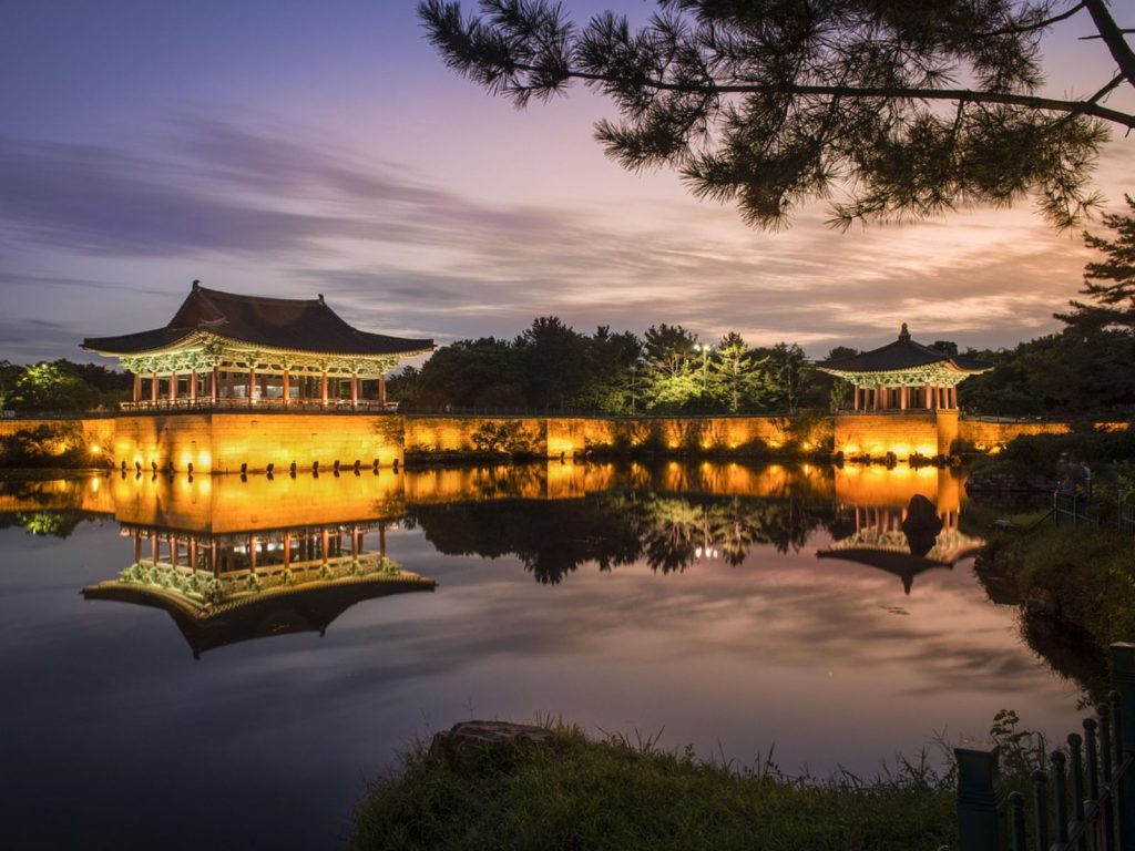 Rondreis Zuid Korea, Gyeongju, Verlichte Tempel In Avond