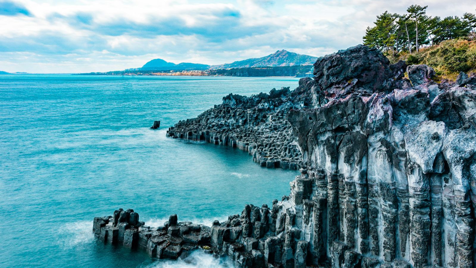 Rondreis-Zuid-Korea-Jeju-do-lavalandschap-aan-zee