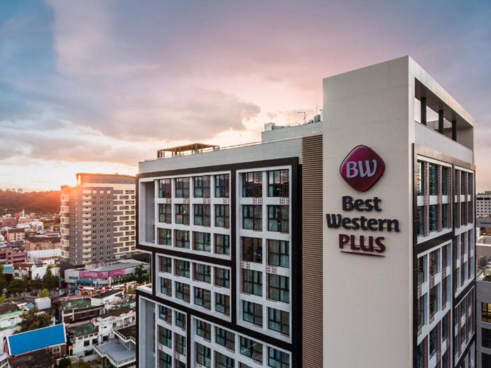 Rondreis Zuid Korea, Jeonju, Best Western Plus Jeonju Hotel, Buitenaanzicht Met Logo